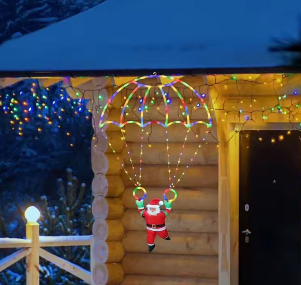 Pere Noel parachute LED multicolore avant-toit chalet hiver nuit